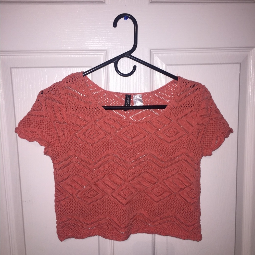 Divided short sleeve crop top